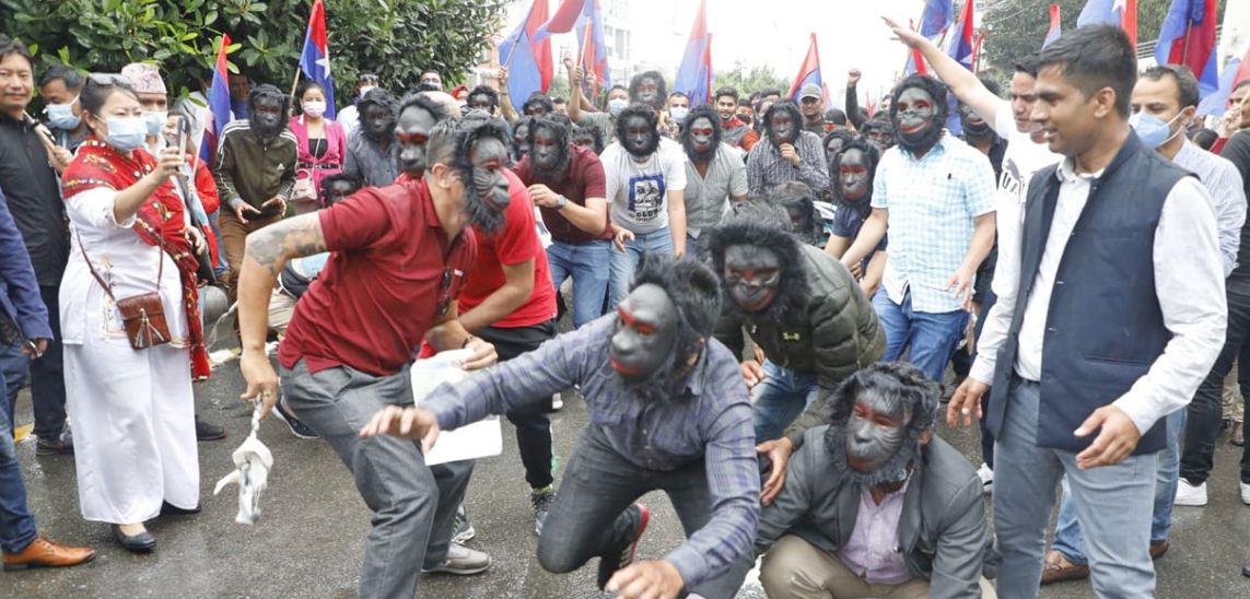 बाँदरको भेषमा प्रदर्शन